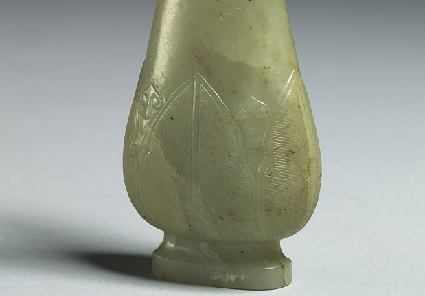 清 玉蕉葉龍耳小瓶